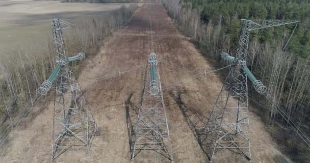 Linea elettrica, vista industriale da un'altezza sulla linea di trasmissioni elettriche in campo, torre in acciaio con fili e comunicazione di alimentazione elettrica. — Video Stock