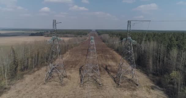 Linea elettrica, vista industriale da un'altezza sulla linea di trasmissioni elettriche in campo, torre in acciaio con fili e comunicazione di alimentazione elettrica. — Video Stock