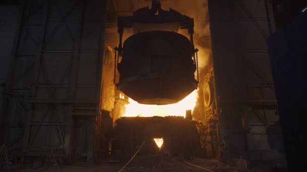 Fabricación de acero, vista del horno para la fusión de acero, proceso de carga de chatarra en un horno de fundición, caldero enorme, llama brillante en un horno, industria pesada. — Vídeo de stock
