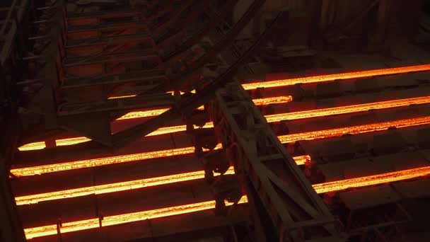 炼钢、钢铁棒和钢管生产、生产线上运输的红热管、重工业、轧制金属工厂. — 图库视频影像