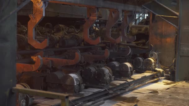 钢厂、钢棒及钢管生产、生产线上运输的红热管、重工业、轧制金属工厂、慢速运转. — 图库视频影像