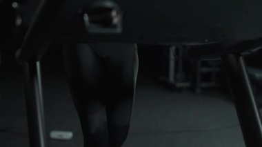 Koşu bandında koşan genç bir bayan sporcu, aerobik egzersiz ve dayanıklılık eğitimi, spor salonunda koşan bir tren, 4 km yavaş çekim..