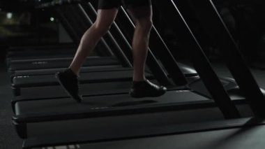 Atletik koşucu, koşu bandında koşan bir adam, spor salonunda aerobik egzersiz ve dayanıklılık eğitimi, gece antrenmanı, 4 km yavaş çekim..