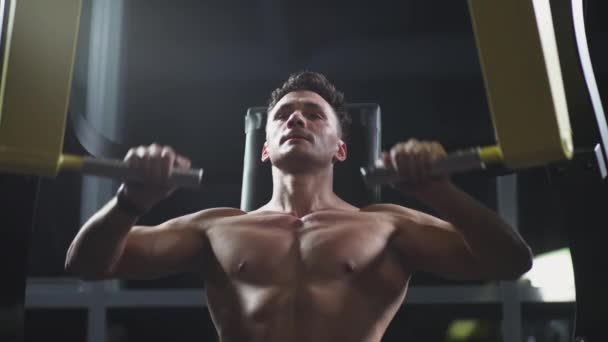 Athletischer Mann im Gym Hebeblöcke an Turngerät, Training an Blockgerät, Nachttraining, Filmlicht. — Stockvideo