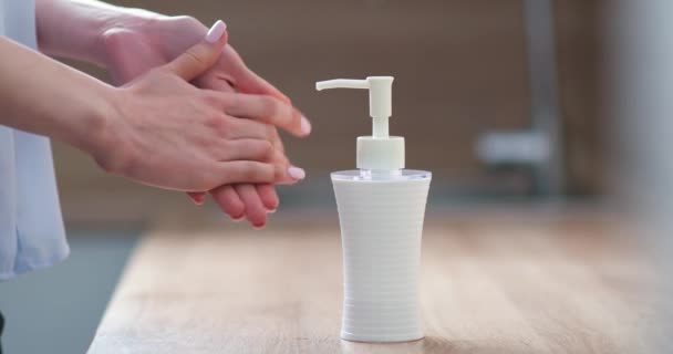 Hygiëne, vrouwelijk gebruik van een middel voor het wassen van de handen, waardoor ontsmettingsmiddel op de handen, preventie van virusbescherming, slow motion. — Stockvideo