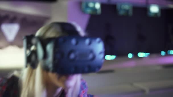 Современные интерактивные технологии, женщины в очках виртуальной реальности, играющие в аркадную игру, положительные эмоции победы. — стоковое видео