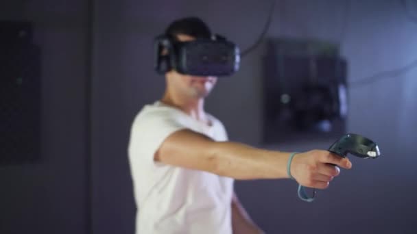 Tecnologías interactivas modernas, hombre en gafas de realidad virtual jugando un juego de arcade. — Vídeo de stock