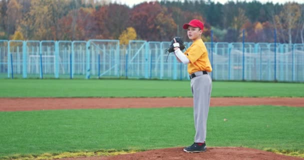 Baseball w szkole, miotacz rzuca szybką piłkę w kierunku pałkarza, chłopiec rzuca piłkę, 4k zwolniony ruch. — Wideo stockowe