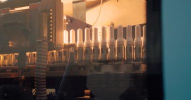 Süt üretimi, beyaz şişelerin görüntüsü, plastik şişeler için boş kutular, sıcak ışık..