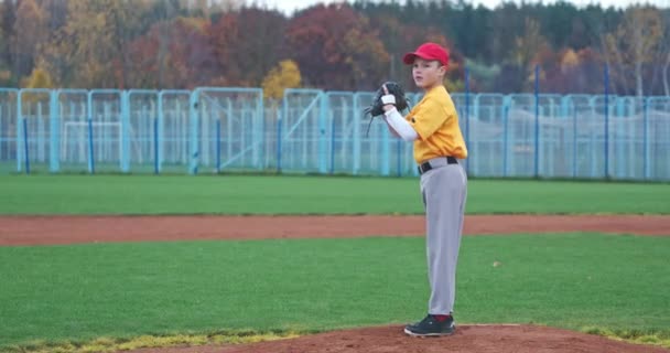 Baseball i skolan, kastar kastaren snabbt boll mot smet, pojke kastar bollen, 4k 50fps. — Stockvideo
