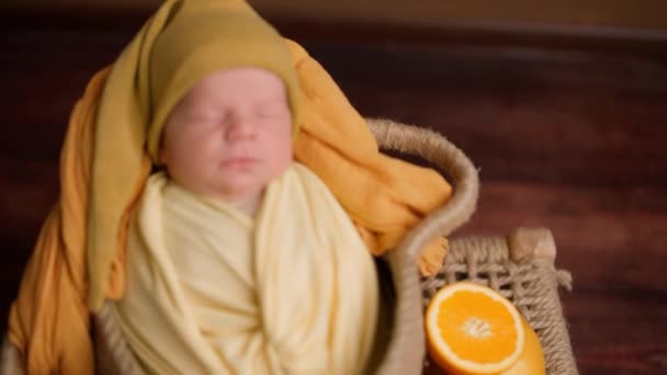 Gelassenheit, ein Neugeborenes, das friedlich in einem Obstkorb schläft, professionelle Fotografie von Kindern, Stillleben. — Stockvideo