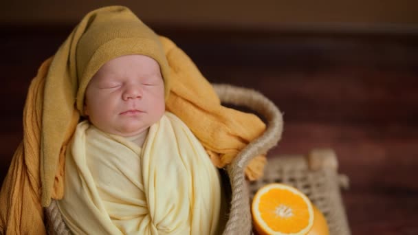 Paix et sérénité, un nouveau-né qui dort paisiblement dans un panier de fruits, photographie professionnelle d'enfants, nature morte. — Video