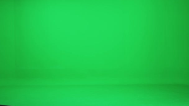 Young businesswoman in a suit walks on a green background, chroma key template. — Stock Video