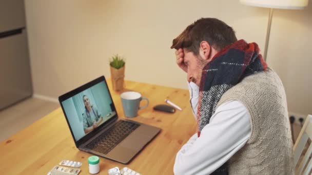 Chory człowiek w izolacji komunikuje się z lekarzem przez połączenie wideo za pomocą laptopa, pacjent konsultuje się z lekarzem online podczas kwarantanny, pandemia koronowirusa. — Wideo stockowe