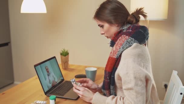 Жінка в самоізоляції спілкується з лікарем за допомогою відеодзвінка, пацієнт консультується з лікарем онлайн під час карантину, пандемії коронавірусу . — стокове відео