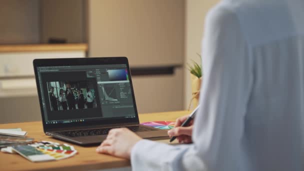 Mujer editor de fotos procesa fotos de oficina en un ordenador portátil en casa, freelancer en el trabajo remoto en cuarentena. — Vídeo de stock