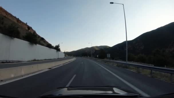 Viaje de verano por carretera en Europa, vista en primera persona de un coche en movimiento en una carretera, paseo cerca del túnel debajo de la montaña. — Vídeo de stock