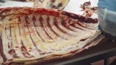 Et işleme tesisi, profesyonel kasap et leşlerini keser, et üretimi ve gıda endüstrisi, et toplama süreci, işçiler et kesmek için ekipman kullanır.