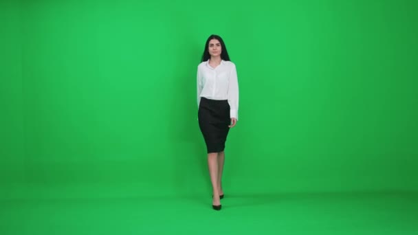 Nő öltönyben zöld háttér, üzletasszony jön közelebb, és néz a kamera, mosolygós nő, chromakey sablon. — Stock videók