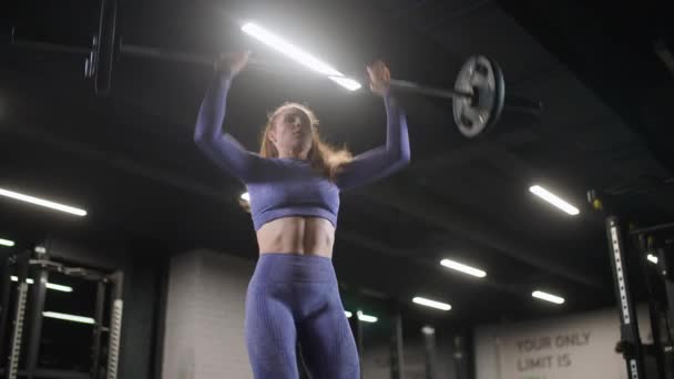 Sterke vrouw, atletische vrouw voert oefeningen met kettlebells, tilt gewichten en doet kettlebell crossfit training in de sportschool. — Stockvideo