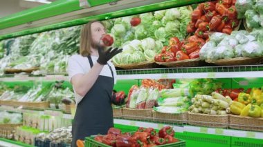 Adam ürünleri raflarda yeniler, kırmızı biber meyveleriyle hokkabazlık yapar, genç adam organik bir mağazanın rafına kırmızı biber koyar, bakkalda çalışır, 4 bin yavaş çekimde..