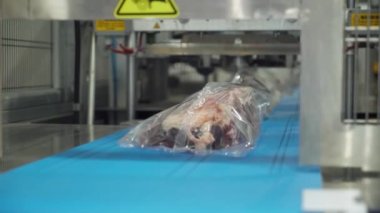 Et üretimi, plastik ambalajda sığır eti ürünleri paketleme süreci, bitmiş gıda ürünlerinin termal ambalajı, üretim hattı.