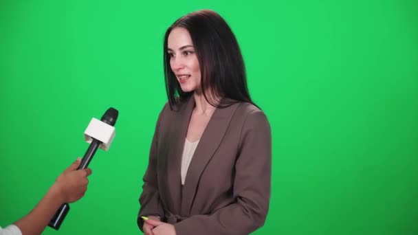 Mulher caucasiana dá uma entrevista a jornalistas, comunicação, modelo cromakey. — Vídeo de Stock