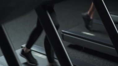 Sağlık, kadın ve erkek koşu bandında koşar, iki koşucu spor salonunda aerobik egzersiz ve dayanıklılık eğitimi yapar, gece hayatı.