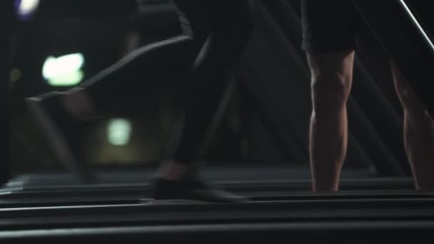 Laufband, Aerobic und Ausdauertraining im Fitnessstudio, Sicht auf die Beine. — Stockvideo