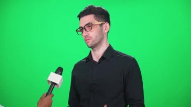 Kafkas işadamı gazetecilere röportaj veriyor, basınla iletişim, kromakey şablonu.