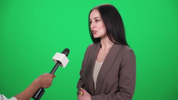 A kaukázusi nő interjút ad újságíróknak, kommunikál a sajtóval, chromakey sablont ad. — Stock videók