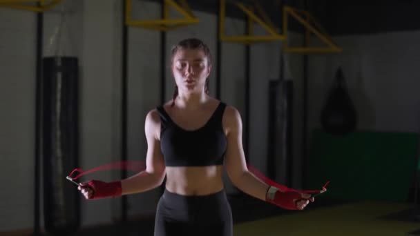 Entrenamiento de coordinación de kickboxing, mujer luchadora salta en una cuerda, cuerpo de fuerza en forma. — Vídeos de Stock