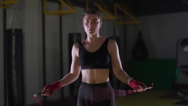 Entrenamiento de coordinación, mujer luchadora salta en una cuerda, cuerpo de fuerza, entrenamiento de boxeo. — Vídeo de stock