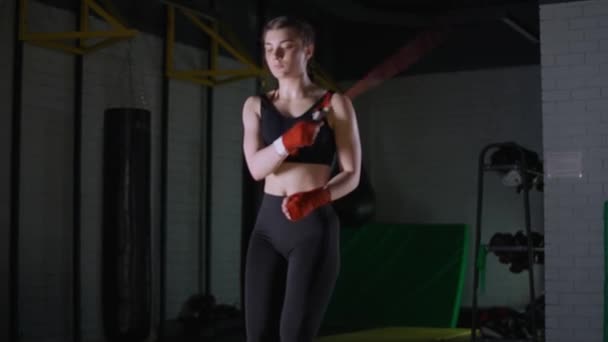 Concentrazione, allenamento di kickboxing e coordinazione, giovane combattente donna salta su una corda, corpo in forma. — Video Stock