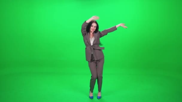 Beyaz kadın müzik konserinde dans ediyor, dans ediyor ve kollarını yeşil bir arka planda sallıyor, kromakey şablonu.. — Stok video