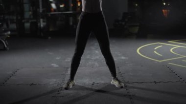 Kafkas atletik kadın kettlebell egzersizleri yapıyor, ağırlık kaldırıyor ve spor salonunda kettlebell Crossfit antrenmanı yapıyor, 4 km yavaş çekim..