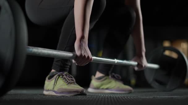 Anonieme vrouw voert een deadlift met lange halter, liften lange halter en doet gewichten training in de sportschool, lagere hoek uitzicht. — Stockvideo