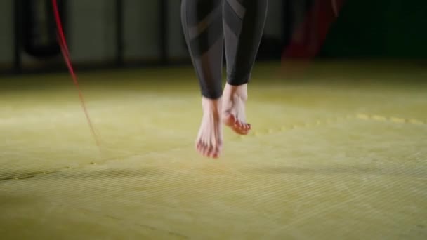 Combattente caucasica salta su una corda da salto, allenamento in palestra di pugilato, vista da vicino delle gambe. — Video Stock