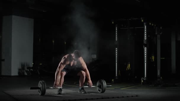 Levantamiento de pesas, hombre atlético caucásico realiza ejercicios con barra, levanta barra y hace ejercicios de pesas en el gimnasio, 4k cámara lenta. — Vídeo de stock