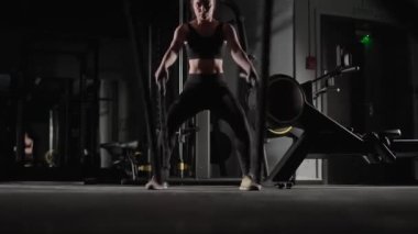 Kafkas atletik kadın boksör dövüş halatları ve spor salonunda dayanıklılık eğitimi kullanıyor..