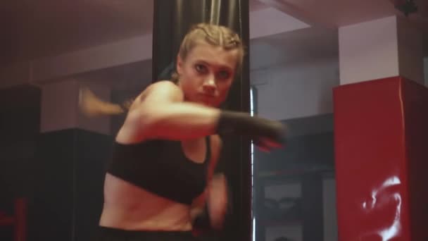 Femmina combattente allena i suoi pugni e la difesa nella palestra di boxe, femminile allena una serie di pugni, vista frontale. — Video Stock