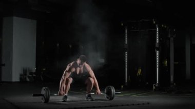 Halter, beyaz tenli atlet halterle egzersiz yapıyor, halter kaldırıyor ve spor salonunda ağırlık çalışması yapıyor..