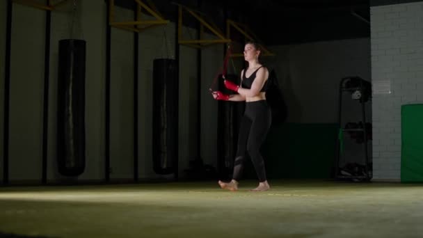 专心、跆拳道和协调训练，年轻女战士跳到绳子上，力量适合身体. — 图库视频影像