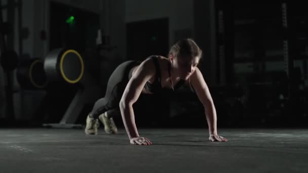 Atlética luchadora femenina en el gimnasio, mujer fuerte realiza flexiones explosivas, aplaudiendo empuje en cámara lenta. — Vídeos de Stock