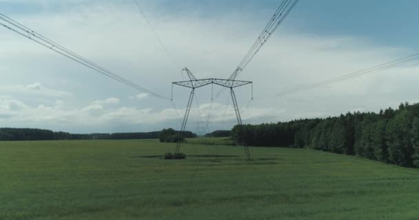 Linea elettrica, vista industriale sulla linea di trasmissione elettrica in campo, torri in acciaio con fili e comunicazione di alimentazione elettrica in campagna, vista dall'alto. — Video Stock