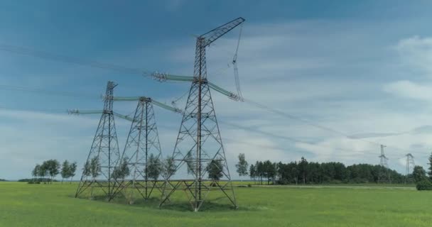 Trasporto di energia elettrica, linea elettrica, vista industriale sulla linea di trasmissione elettrica in campo, torri in acciaio con fili e comunicazione di alimentazione elettrica in campagna, vista da — Video Stock