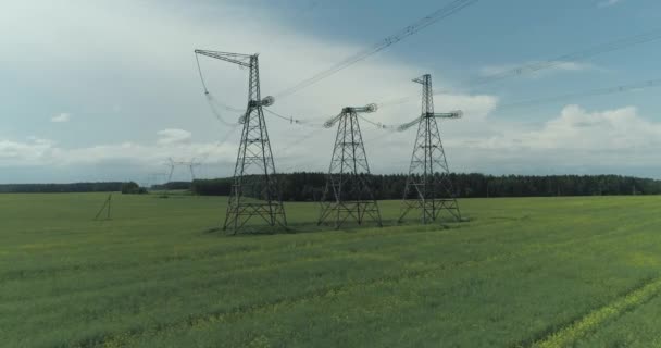 Stroomleiding, industrieel zicht op de lijn van elektrische transmissies in het veld, stalen torens met draden en communicatie van elektrische voeding op het platteland, uitzicht vanaf een hoogte. — Stockvideo