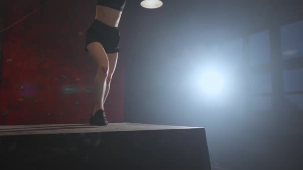 Gratis hardlopen, jonge vrouw doet een flip op het trainingsveld voor parkour en workout, vrouw voert een handstand en gymnastiek trucs in een donkere ruimte, 4k slow motion. — Stockvideo