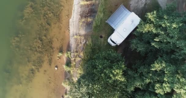 Loisirs nature, vue depuis la hauteur d'un mobil-home situé près d'un lac dans la forêt, repos en camping-car pendant l'auto-isolement, vue aérienne. — Video