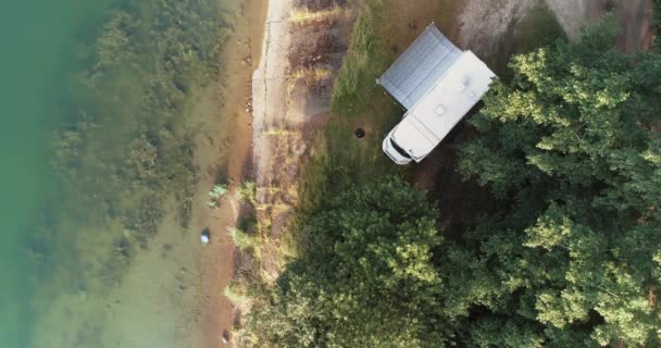 Vie Extérieur, loisirs de plein air, vue d'une hauteur de mobil-home debout près d'un lac dans la forêt, repos dans un camping-car pendant l'auto-isolement, vue aérienne. — Video